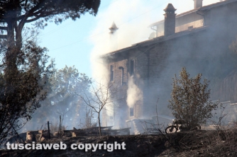 Casolare in fiamme in strada Roncone