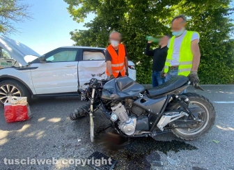 Cassia Nord, scontro auto-moto