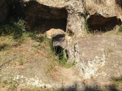 Castel d’Asso, fra rifiuti ed erbacce