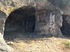 Castel d’Asso, fra rifiuti ed erbacce