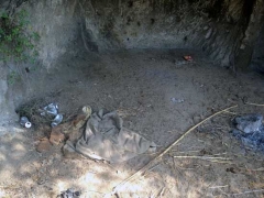 Castel d’Asso, fra rifiuti ed erbacce