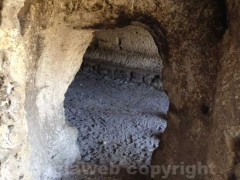 Castel d’Asso, fra rifiuti ed erbacce