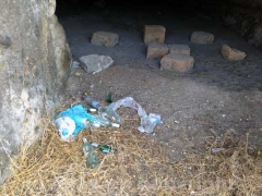Castel d’Asso, fra rifiuti ed erbacce