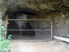 Castel d’Asso, fra rifiuti ed erbacce