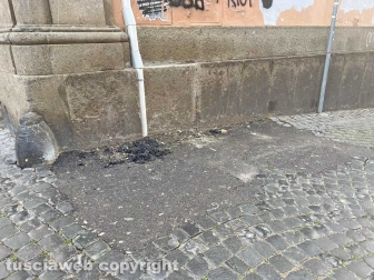 Catrame al posto dei sampietrini