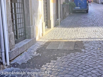Catrame al posto dei sampietrini