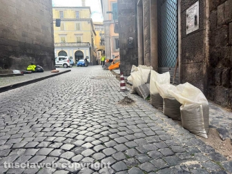 Catrame al posto dei sampietrini