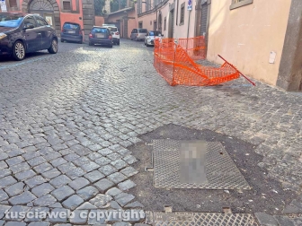 Catrame al posto dei sampietrini