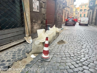 Catrame al posto dei sampietrini