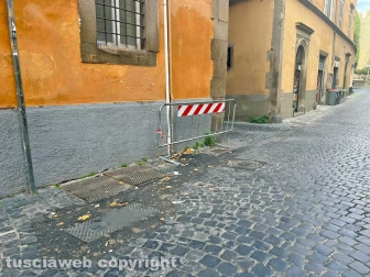 Catrame al posto dei sampietrini