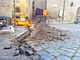 Catrame al posto dei sampietrini