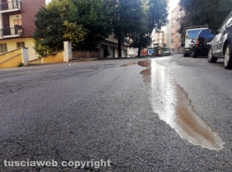 Cede la strada in via Treviso