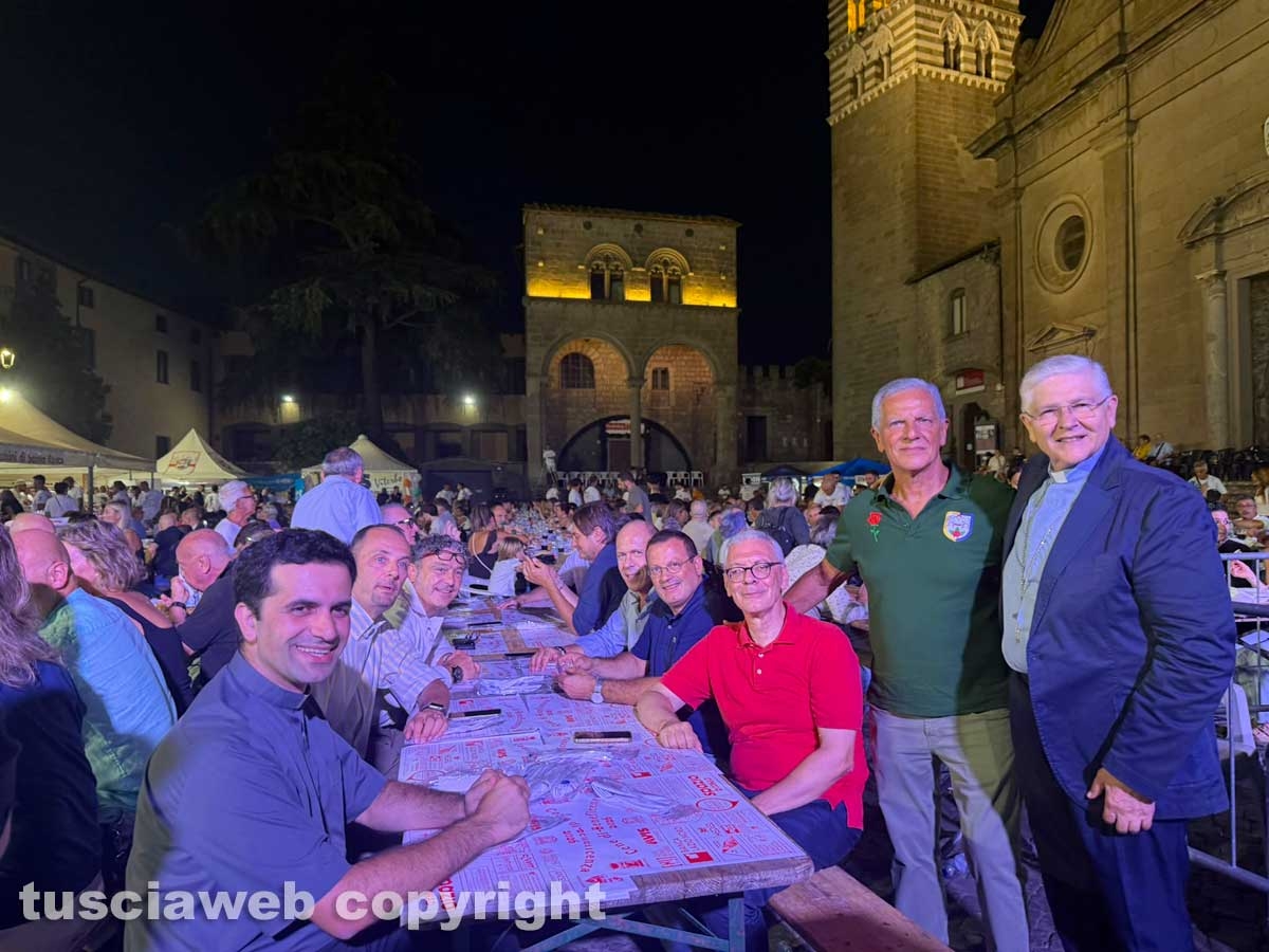 Viterbo - Cena dei facchini a piazza San Lorenzo - Seconda serata - Massimo Mecarini con il vescovo Orazio Francesco Piazza