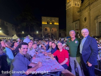 Viterbo - Cena dei facchini a piazza San Lorenzo - Seconda serata - Massimo Mecarini con il vescovo Orazio Francesco Piazza