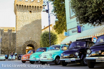 Cento mitiche Fiat 500 invadono Vitorchiano