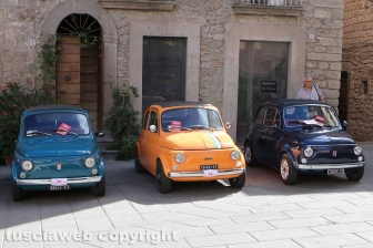 Cento mitiche Fiat 500 invadono Vitorchiano