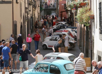 Cento mitiche Fiat 500 invadono Vitorchiano