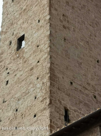 Viterbo - I buchi nella torre a S. Pellegrino