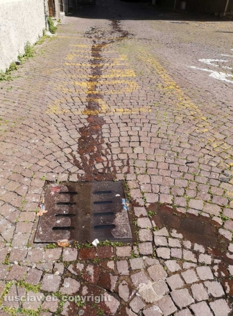 Viterbo - Acqua di fogna su via Calabresi