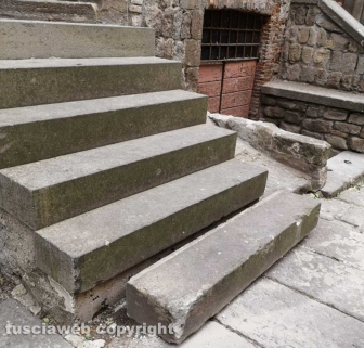 Viterbo - Uno scalino abbattuto a San Pellegrino