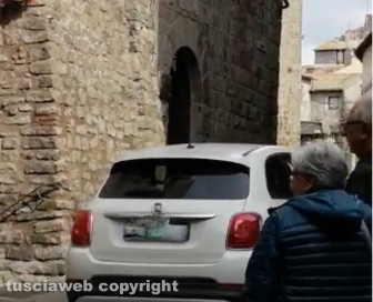 Viterbo - I turisti guardano stupiti un'auto che passa a San Pellegrino