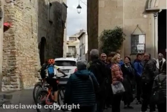 Viterbo - I turisti guardano stupiti un'auto che passa a San Pellegrino