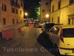 Le auto in centro la sera