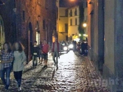 Le auto in centro la sera