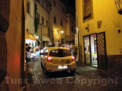 Le auto in centro la sera