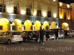 Le auto in centro la sera