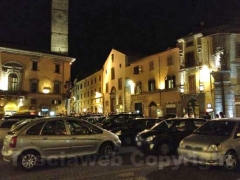 Le auto in centro la sera