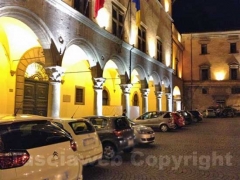 Le auto in centro la sera