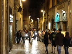 Le auto in centro la sera