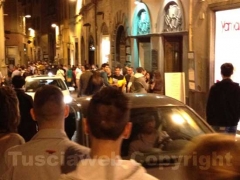 Le auto in centro la sera