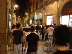 Le auto in centro la sera
