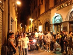 Le auto in centro la sera