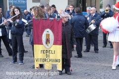 La calza dei record sfila in città