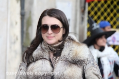 La calza dei record sfila in città - Il vice sindaco Luisa Ciambella