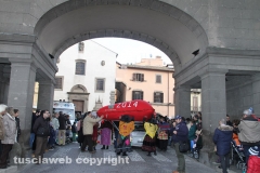 La calza dei record sfila in città