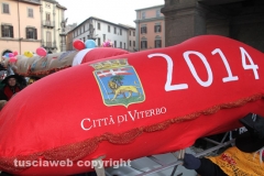 La calza dei record sfila in città