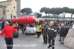 La calza dei record sfila in città