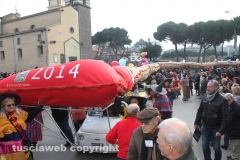 La calza dei record sfila in città