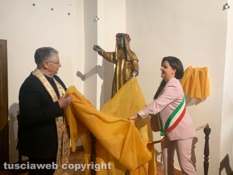 Viterbo - La cerimonia di posizionamento dell'opera di Santa Rosa restaurata all’interno del monastero - Il vescovo Orazio Francesco Piazza e Chiara Frontini