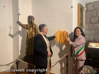 Viterbo - La cerimonia di posizionamento dell'opera di Santa Rosa restaurata all’interno del monastero - Il vescovo Orazio Francesco Piazza e Chiara Frontini