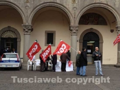 La manifestazione in piazza del Comune