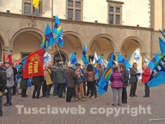 La manifestazione in piazza del Comune