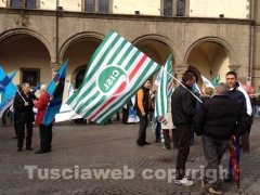 La manifestazione in piazza del Comune