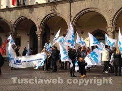 La manifestazione in piazza del Comune