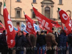 La manifestazione in piazza del Comune