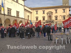 La manifestazione in piazza del Comune